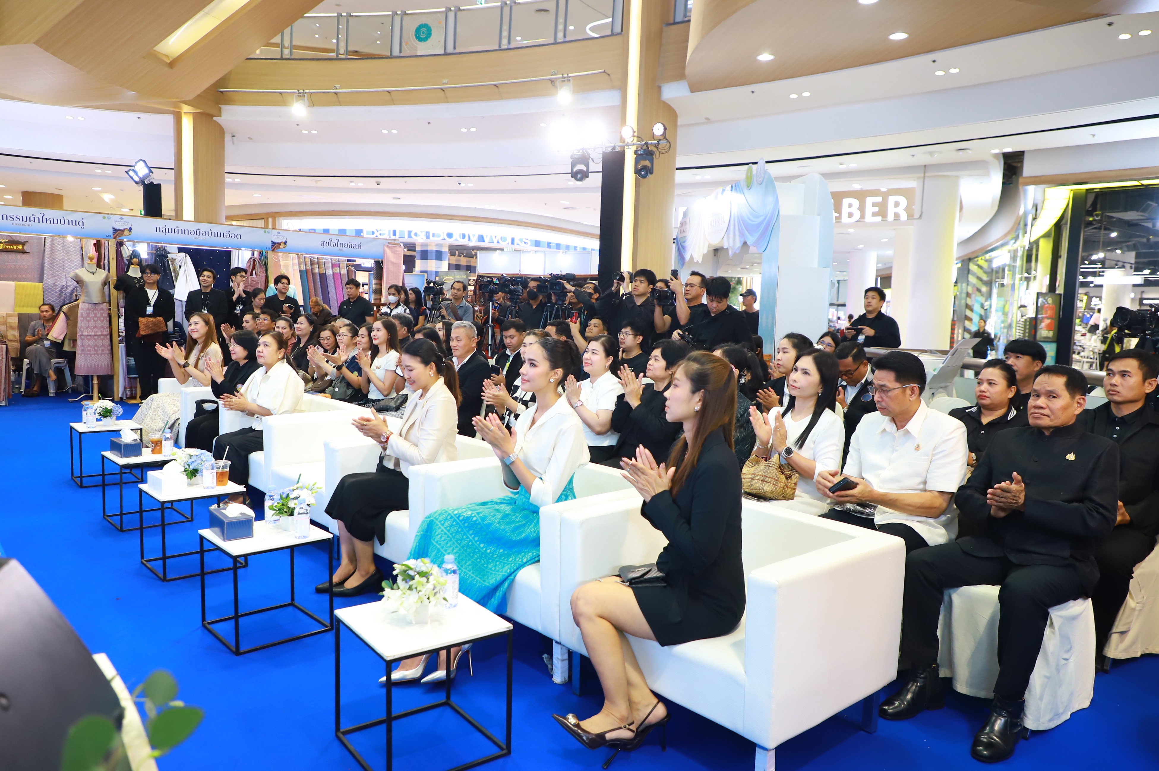 title - ส.ป.ก. ร่วมพิธีเปิดงานหม่อนไหมสัญจร ณ กรุงเทพมหานครและจังหวัดนนทบุรี ครั้งที่ 1 ชูนโยบาย ตลาดนำการผลิต เพิ่มช่องทางจำหน่าย สร้างรายได้เกษตรกร
